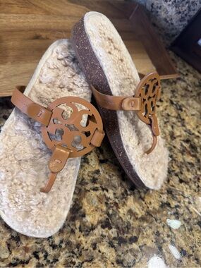 Tory Burch Tan Leather Logo Shearling-Trim Thong Sandals size 6